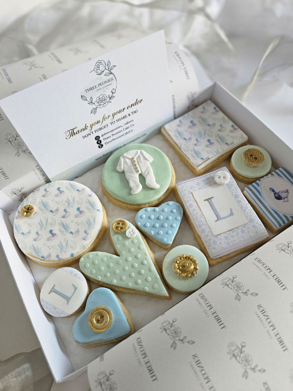 fondant-iced-biscuits-hp